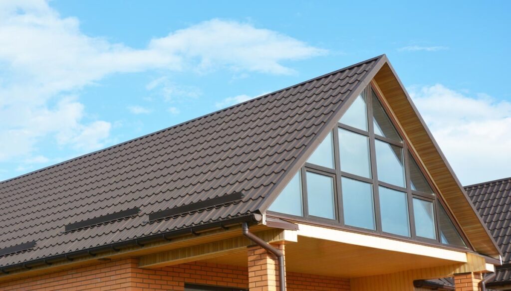 屋根の塗装は耐用年数も非常に重要！塗り直しの目安と塗料選び